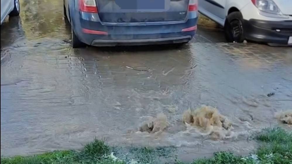 V části Pardubic byli lidé bez pitné vody. Havárie potrubí způsobila i záplavu parkoviště
