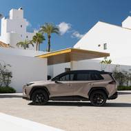 Plug-in hybrid prozradí kromě odlišného značení i víčko nabíjecí zásuvky na levém předním blatníku.