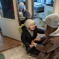 Theo navštěvuje speciální mateřskou školu jen na několik hodin denně, zbytek péče zajišťuje jeho matka sama