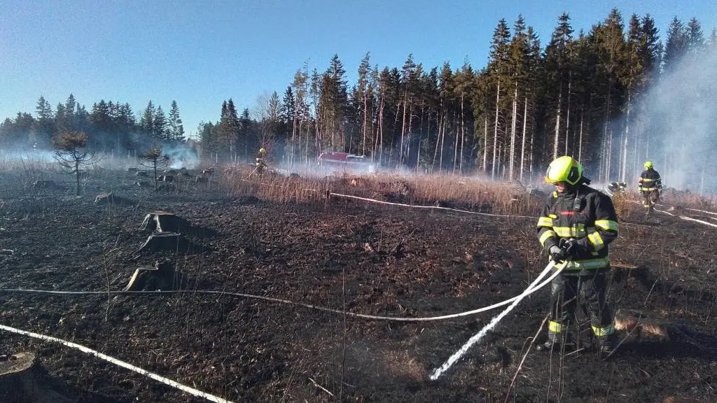 Na okraji Žďáru nad Sázavou hoří les