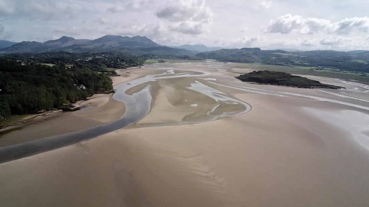 Jako v pohádce o Šípkové Růžence. Ve Walesu je na prodej přílivový ostrov za cenu o něco vyšší, než je průměrná cena domu v Británii