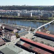 Holešovická tržnice pohledem dronu, uprostřed za vstupní branou je budova bývalé jateční burzy.
