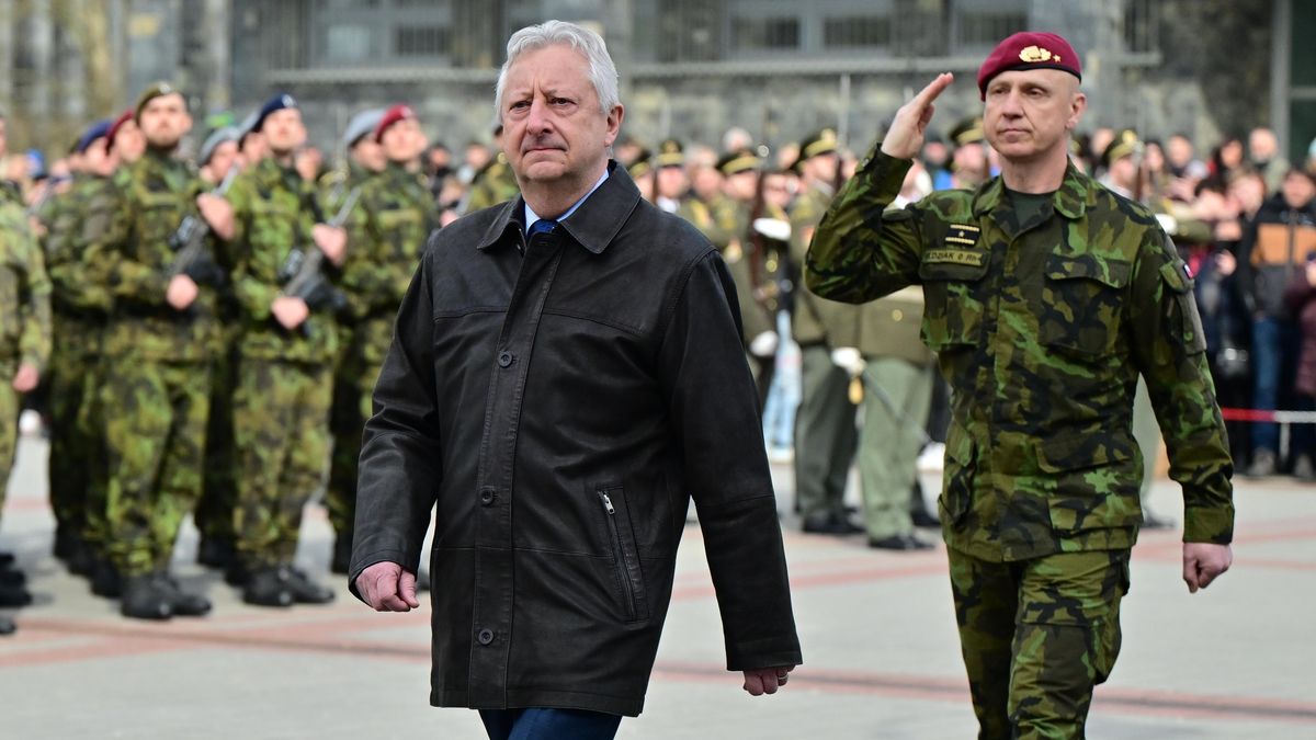 Je to věc premiéra, řekl Zůna k účasti na summitu NATO