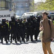 Policejní těžkooděnci na Můstku v centru Prahy byli připraveni zakročit při střetech příznivců ženských práv s odpůrci potratů.