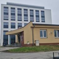 V pozadí novostavba pavilonu urgentního příjmu a akutních oborů.