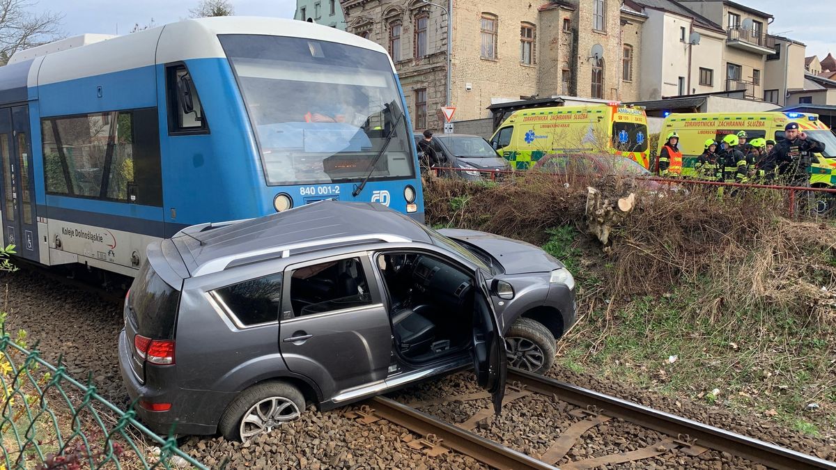 V Jablonci se srazil vlak s osobním autem, tři zranění