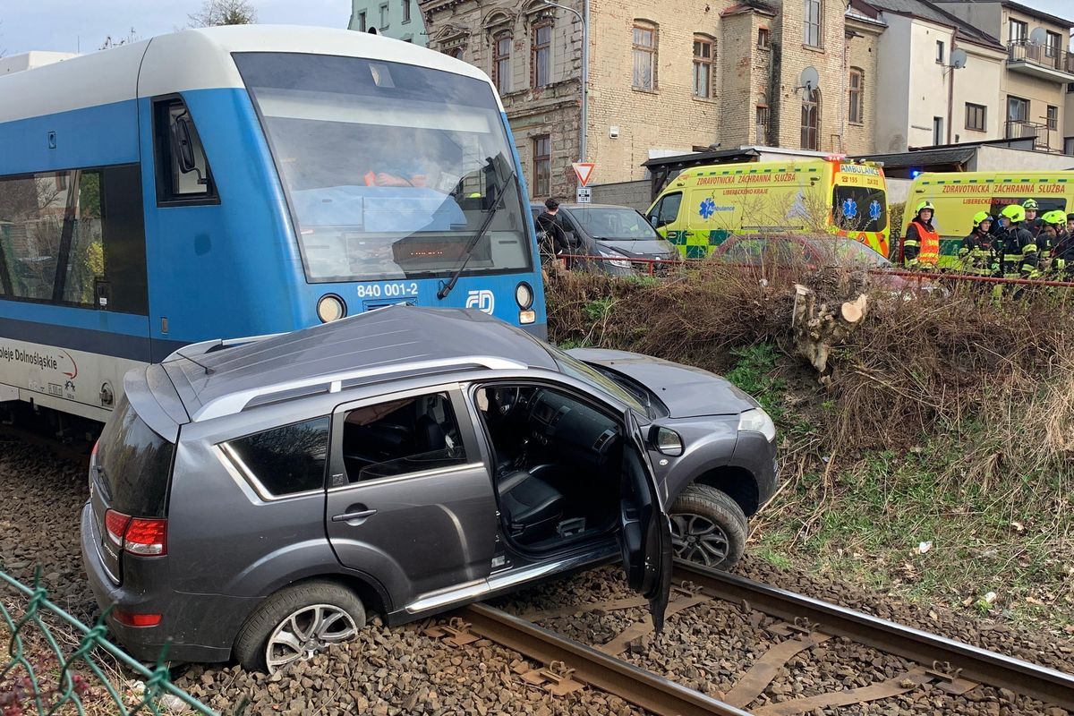 V Jablonci se srazil vlak s osobním autem, tři zranění