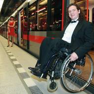 Aktivně se zapojoval také do občanského života. Na snímku zkontroloval metro – novou stanici Letňany s ohledem na  to, jak se tu budou pohybovat postižení, hendikepovaní. Fotografie z roku 2008