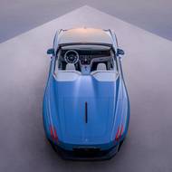 Vůz má protáhlou příď i záď, uprostřed je pouze dvoumístná kabina.