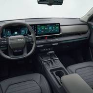 Kabina nabízí známé prostředí, kde nechybí ani fyzické ovladače.