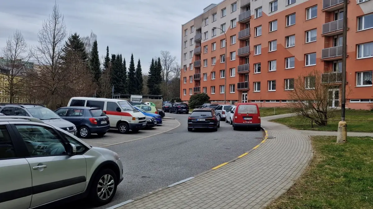 Lidé v Jablonci bojují za bezpečnější ulici. Čelí pokutám i bezohledným řidičům