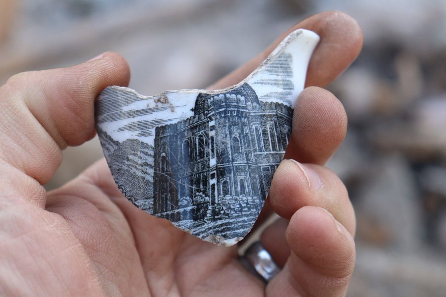 Archeologové našli na místě brněnské Velké synagogy sovětský bajonet i tajemný střep