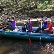 Na vodu vyjel nafukovací člun.