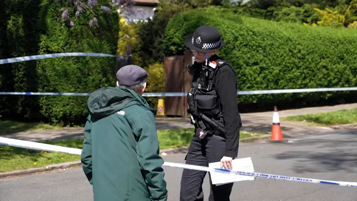 Britská policie zatkla dalších osm lidí kvůli plánovaným antisemitským žhářským útokům