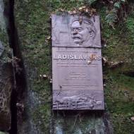 Ladislava Lise připomíná u jeho chalupy v údolí Peklo od roku 2002 pamětní deska, kterou mu tam nechal udělat Spolek přátel koz.