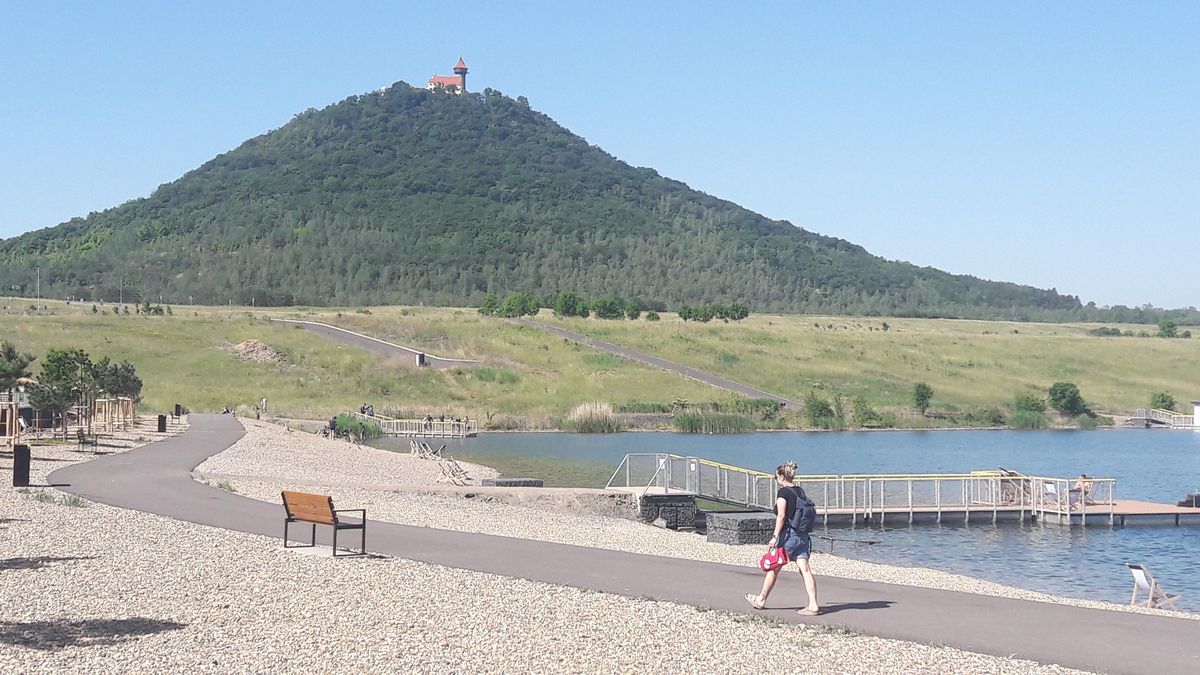 K jezeru Most povede z města lávka, na Hněvín sveze zájemce lanovka