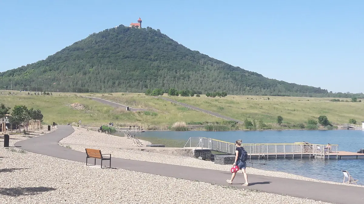 K jezeru Most povede z města lávka, na Hněvín sveze zájemce lanovka