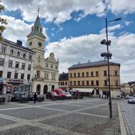 Náměstí Českého ráje s radnicí. 