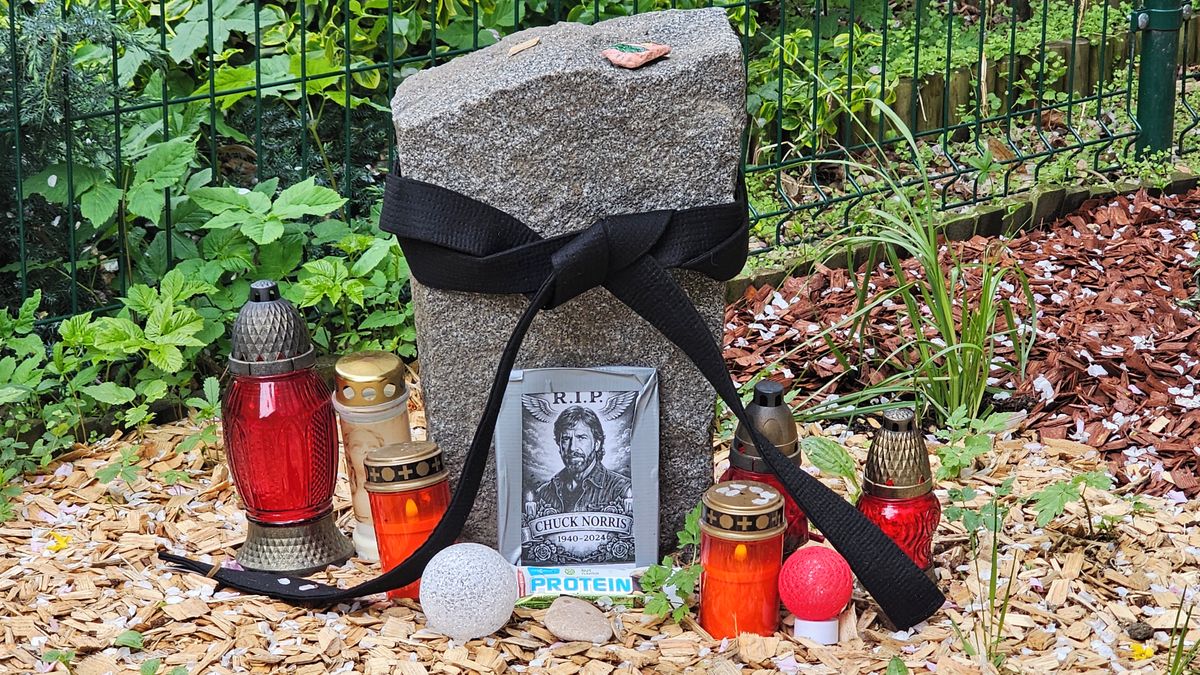 Chuck Norris má v Praze pomníček, podle kterého žije do roku 20246