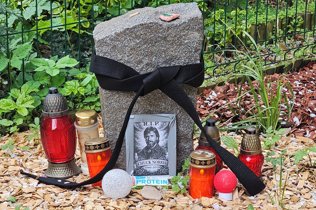 Chuck Norris má v Praze pomníček, podle kterého žije do roku 20246