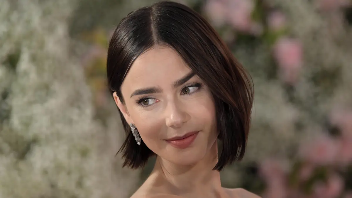 Odvážná, hravá, nezaměnitelná. Taková je krása v ikonickém seriálu Emily in Paris