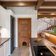 V domě s majiteli žije i trojice koček. Tento průchod ve dveřích je pro ně.