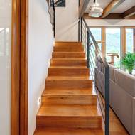 Ideální místo pro schodiště určila architektka na základě pravidel feng šuej.