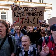 Když ministři jančí. Transparent naráží na výrok ministra Klempíře (za Motoristy), který prohlásil, že veleúspěšná show Stardance nepatří na Českou televizi. 