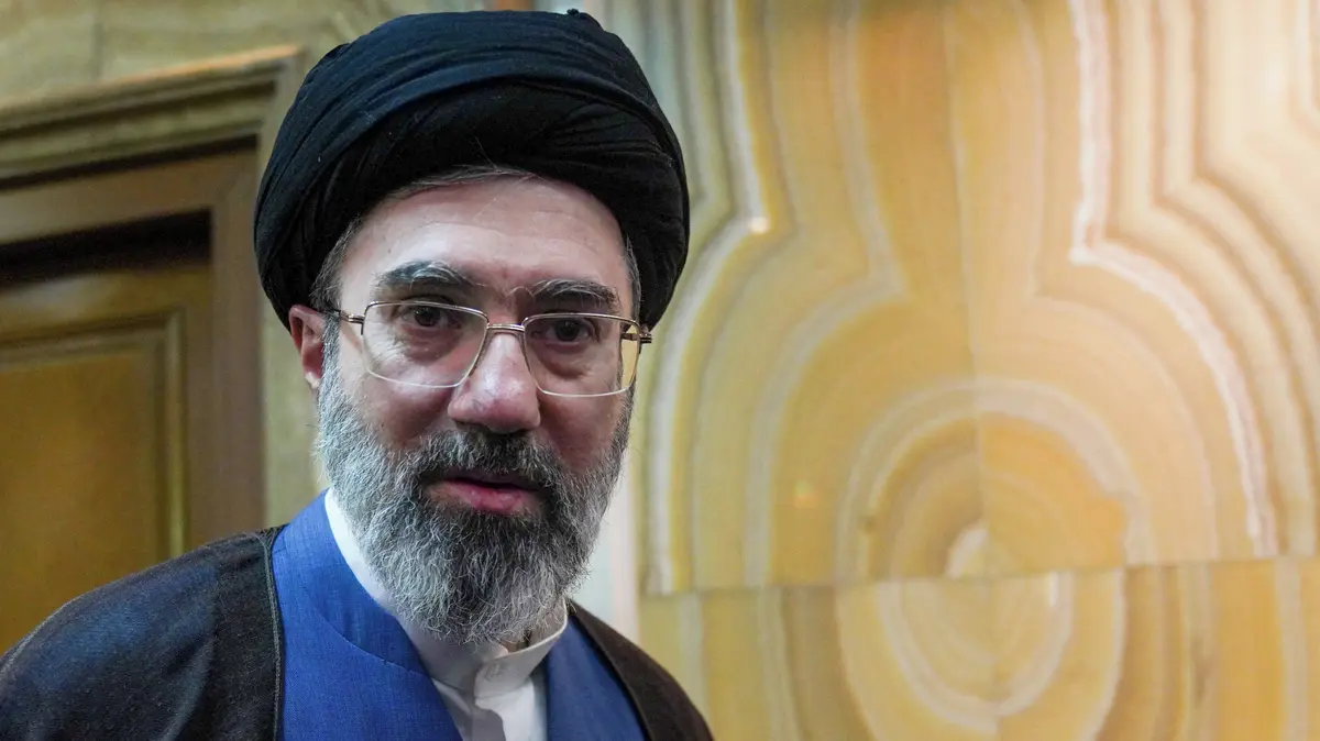 Modžtaba má tak vážné popáleniny v obličeji, že nemůže mluvit