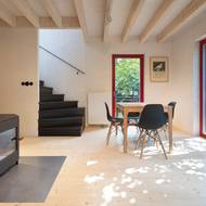 Centrální část obytného prostoru zabírá komín krbových kamen.