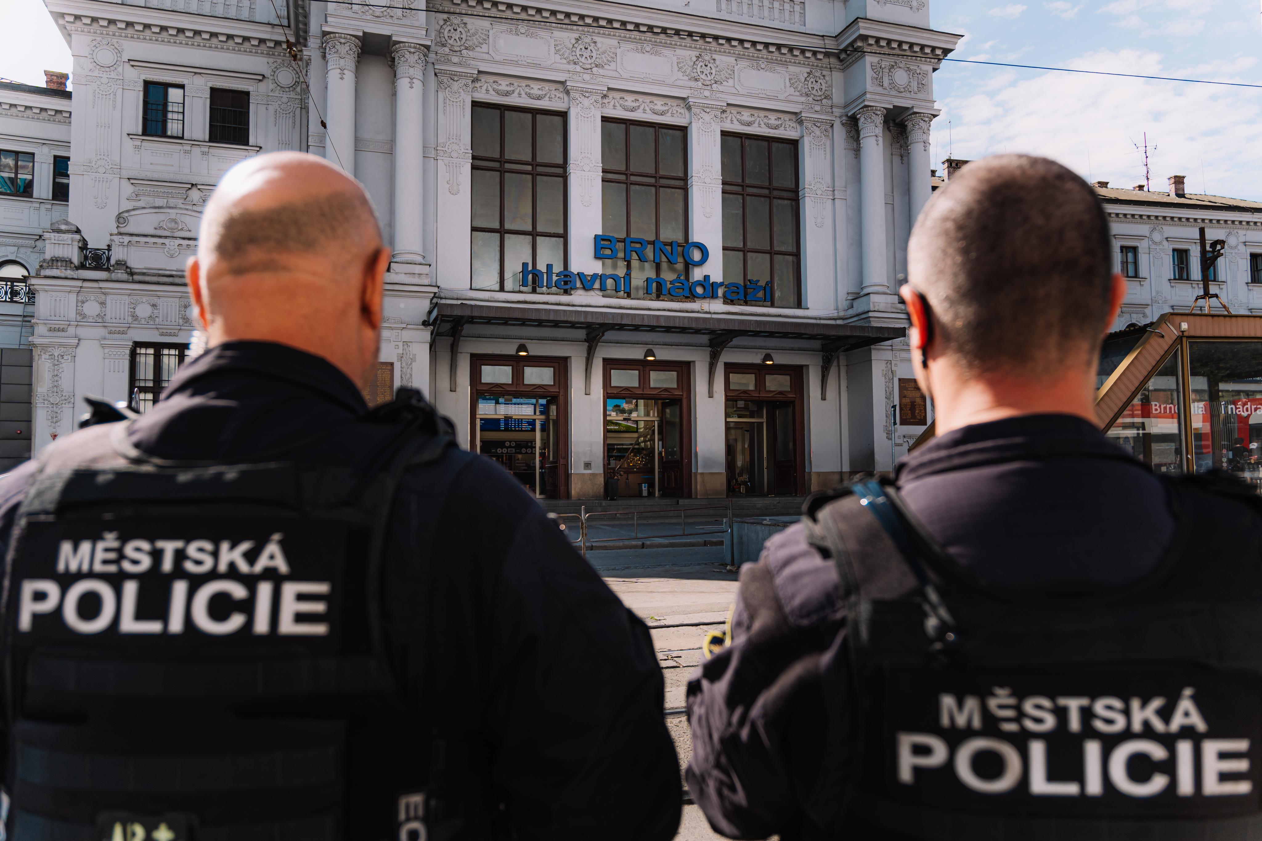Strážníci zadrželi v Brně během jediného dne dva muže, kteří se ukájeli na veřejnosti