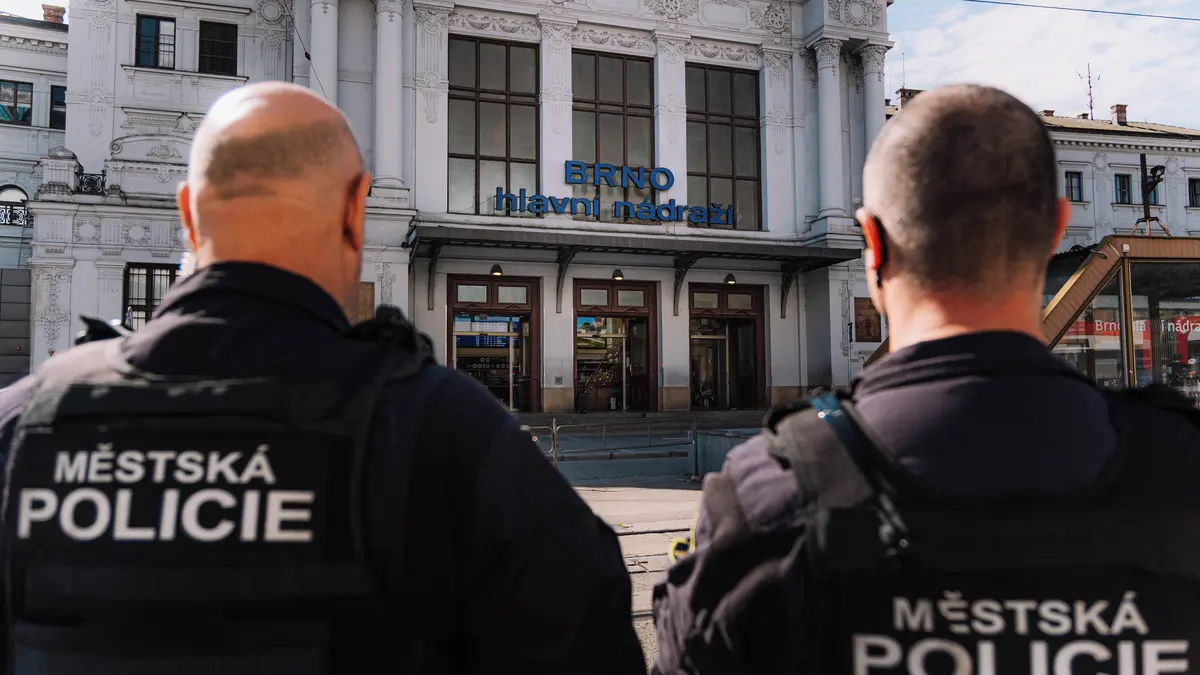 Špína a zápach moči. Hlavní nádraží v Brně budou kvůli bezdomovcům více hlídat strážníci