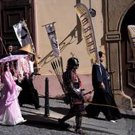 Procesí si během cesty natáčeli a fotili turisté procházející královskou cestu.