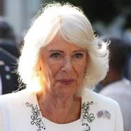 Camillu zdobily perlové náušnice, na jejích šatech nechyběla ani historická brož Cartier s vlajkami Velké Británie a USA. Brož byla původně darována královně Alžbětě II. v roce 1957, kdy byla jako panovnice na své první státní návštěvě Spojených států.