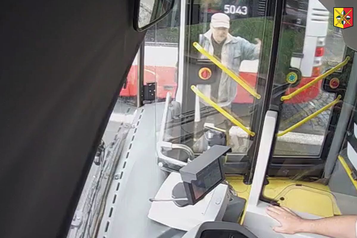 Ze vzteku vysklil dveře autobusu. Policie hledá muže z videa