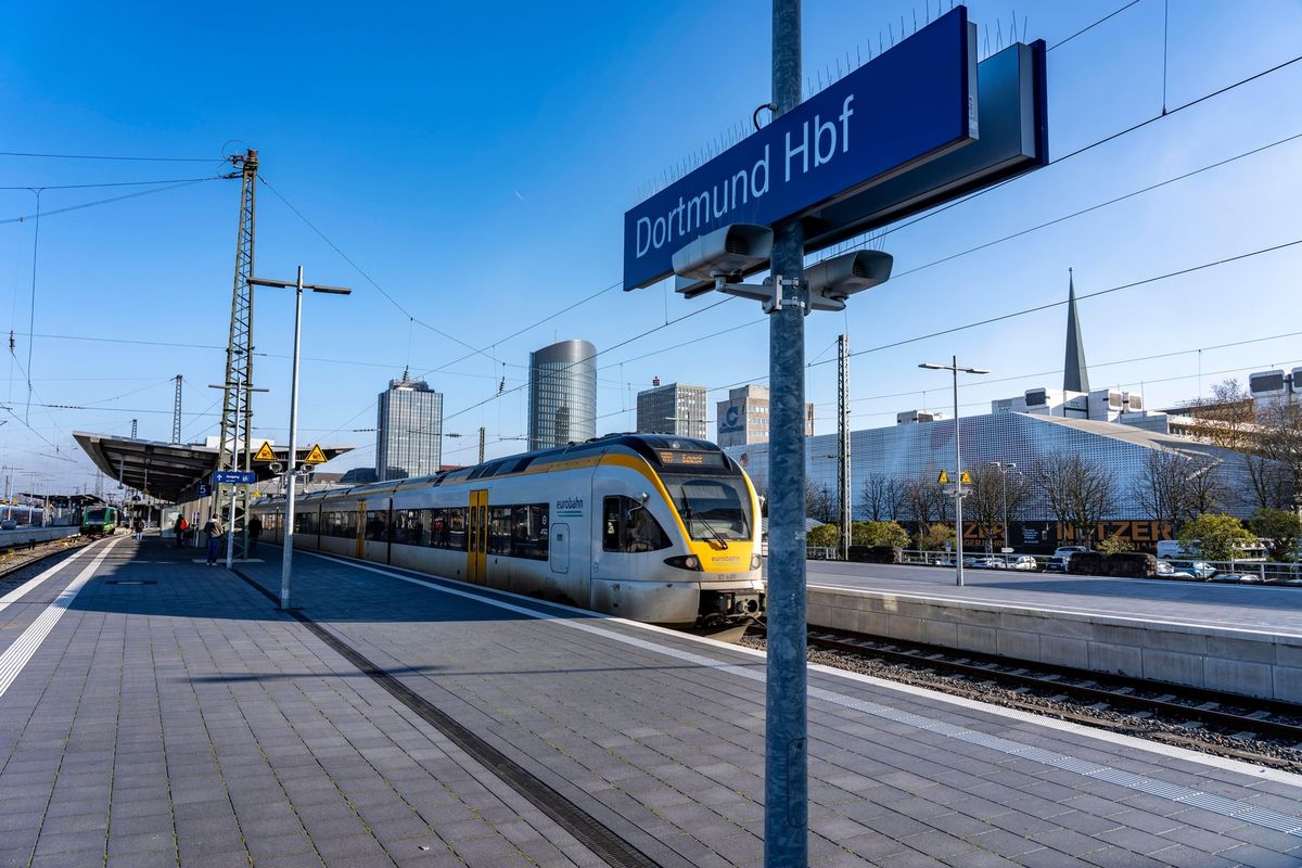 Syřan se pokusil ve vlaku v Německu znásilnit 15letou dívku, soud jej pustil na svobodu