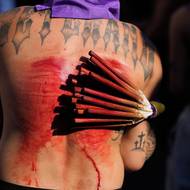 Při bičování si kajícníci nechají často naříznout záda, aby víc krvácela. 