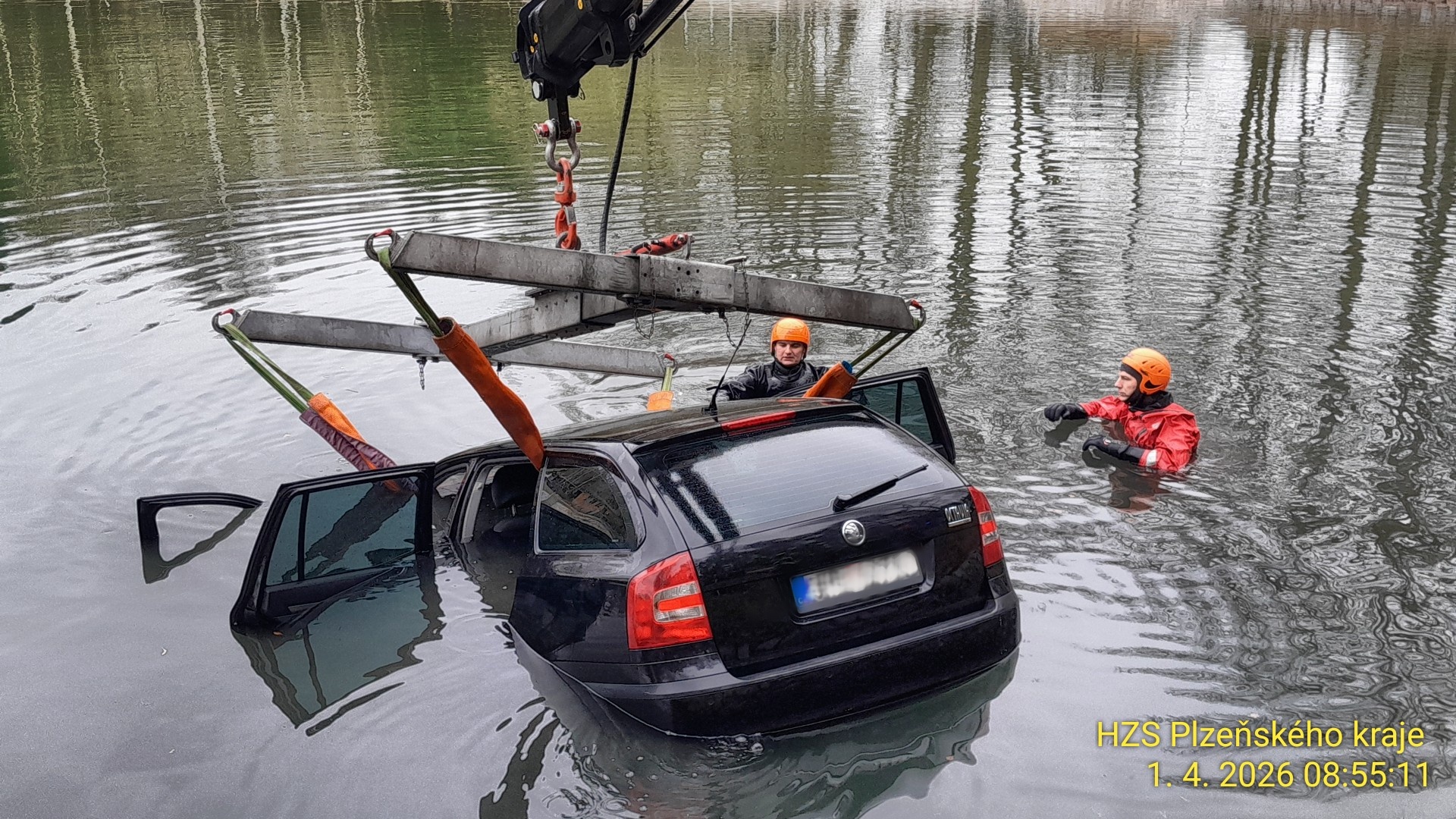 Người lái xe 22 tuổi đã làm chìm ô tô tại bể bơi
