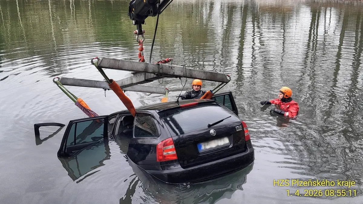 Dvaadvacetiletý opilý řidič utopil škodovku v koupališti na Plzeňsku