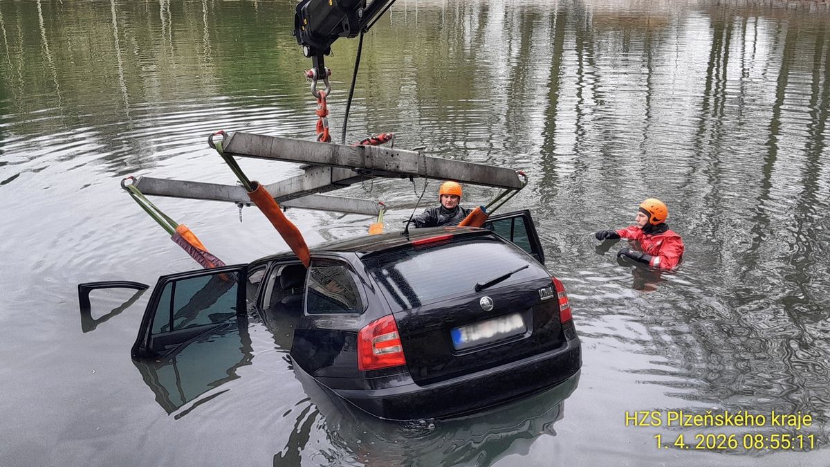 Dvaadvacetiletý opilý řidič utopil škodovku v koupališti na Plzeňsku