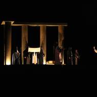 Zrádce Jidáš před veleradou. Po jejich krvavém obchodu dostává hra velký spád.