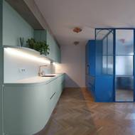 Zatímco ze strany slouží zelená vestavba jako kuchyň, uvnitř je skryta šatna a koupelna.