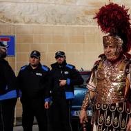 V procesích na Maltě se objevují i římští legionáři. 