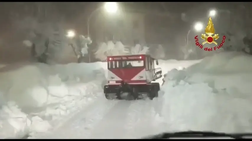 Drsné záběry ze střední Itálie: Sněhu je nad hlavu, povodně strhly dálniční most