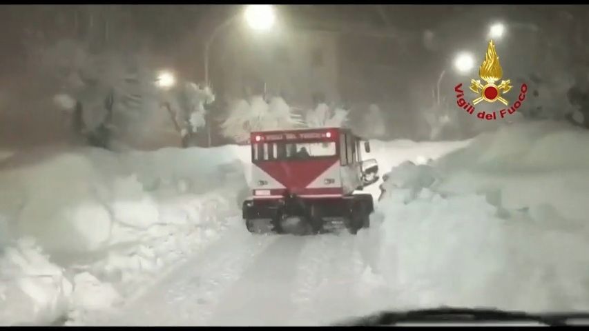 Drsné záběry ze střední Itálie: Sněhu je nad hlavu, povodně strhly dálniční most