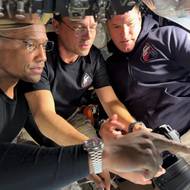 Pilot mise Artemis II Victor Glover, velitel Reid Wiseman a Jeremy Hansen nastavují fotografické vybavení.