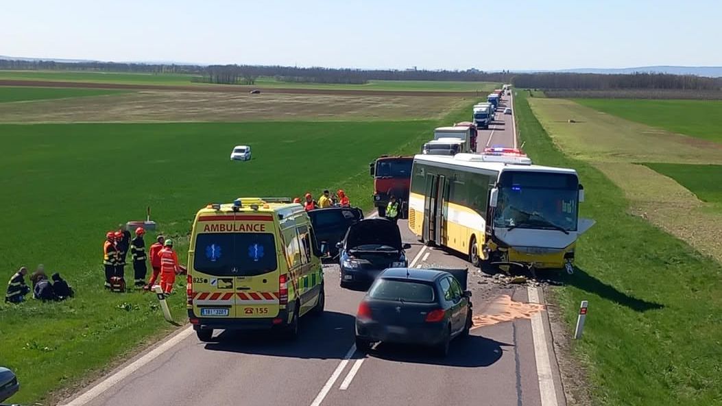 U Oleksovic na Znojemsku havaroval autobus a několik aut. Silnice je uzavřená
