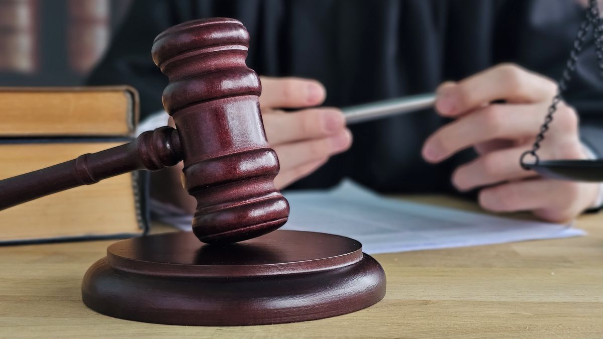 K soudnímu řízení se připojila z auta. Předstírala, že neřídí