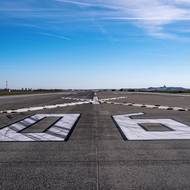 Unikátní pohled z kraje hlavní dráhy. Jindy se tam nesmí, ale teď je kvůli rekonstrukci uzavřená, to značí i velký kříž. 