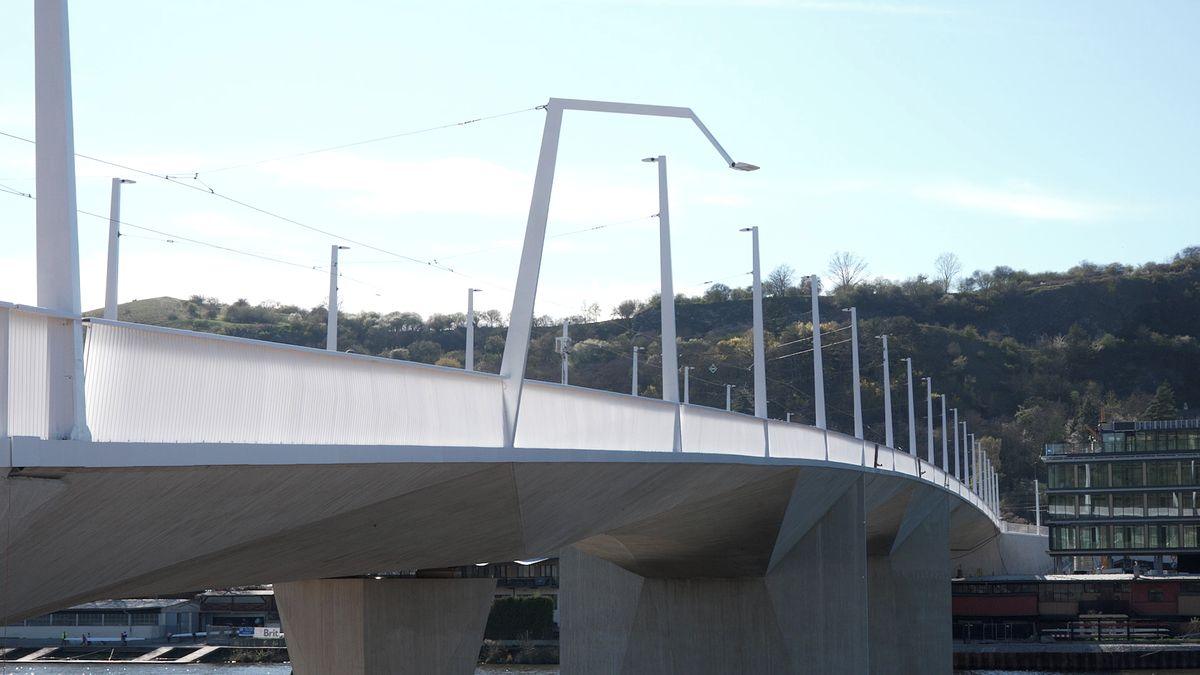 Lampa rebelka bude svítit silněji. Architekti popsali zajímavosti pražského Dvoreckého mostu